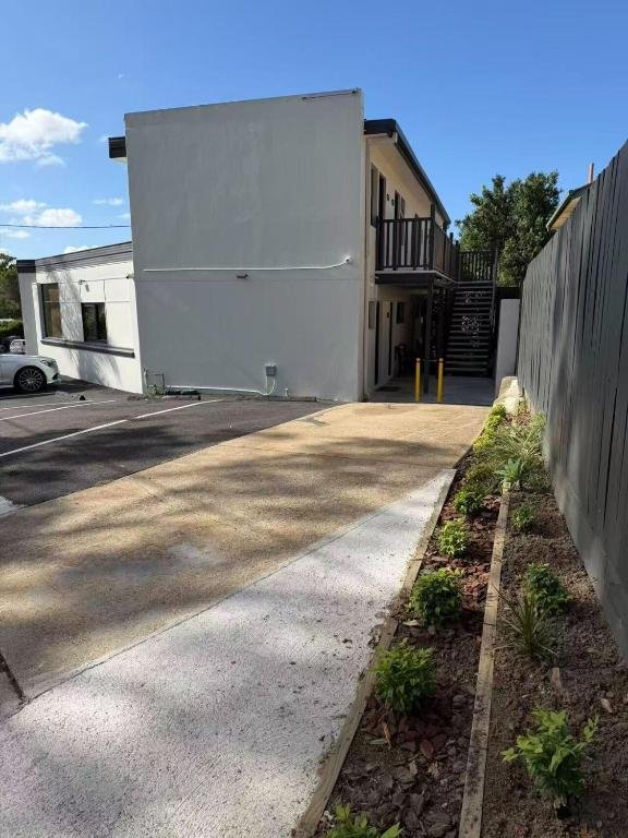 Aspley Motor Inn reception and driveway
